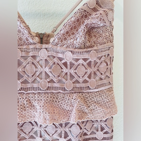 Saylor Drew Crochet Lace Dress in Blush Size Small - Picture 4 of 4